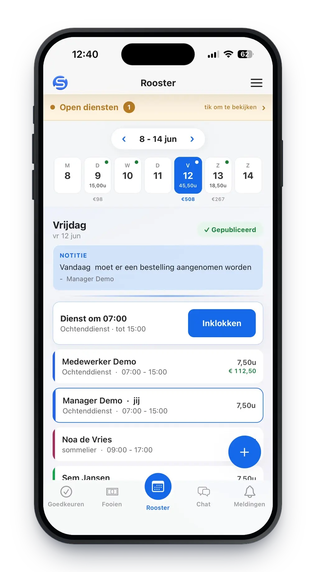De SmartShifter-app op een telefoon: het rooster van vrijdag met diensten, een notitie en inklokken