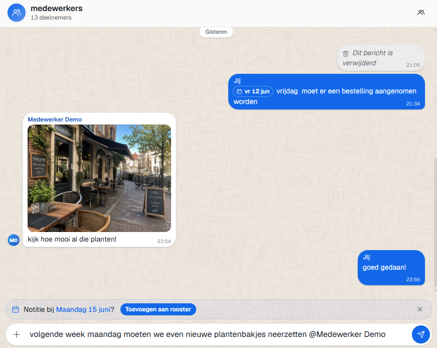 De teamchat van SmartShifter: een bericht met een getagde dag en medewerker en een gedeelde foto